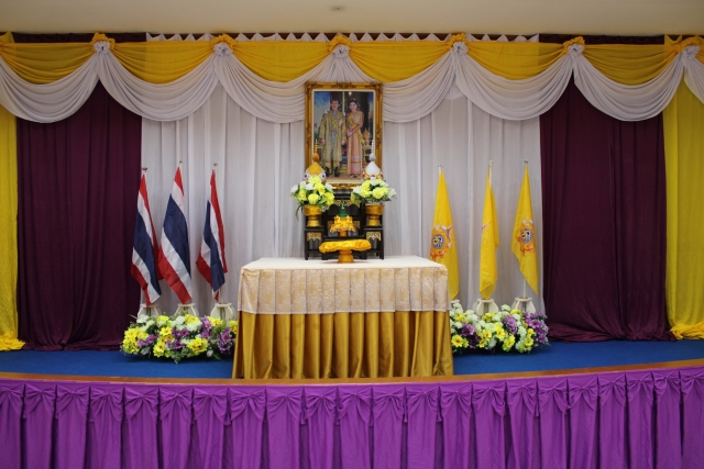 พิธีรับพระราชทานพระบรมฉายาลักษณ์ พระบาทสมเด็จพระเจ้่อยู่หัว ที่ฉายกับสมเด็จพระนางเจ้าฯ พระบรมราชินี ให้แก่ศูนย์พัฒนาเด็กเล็กในสังกัดองค์การบริหารส่วนตำบลเทพราช